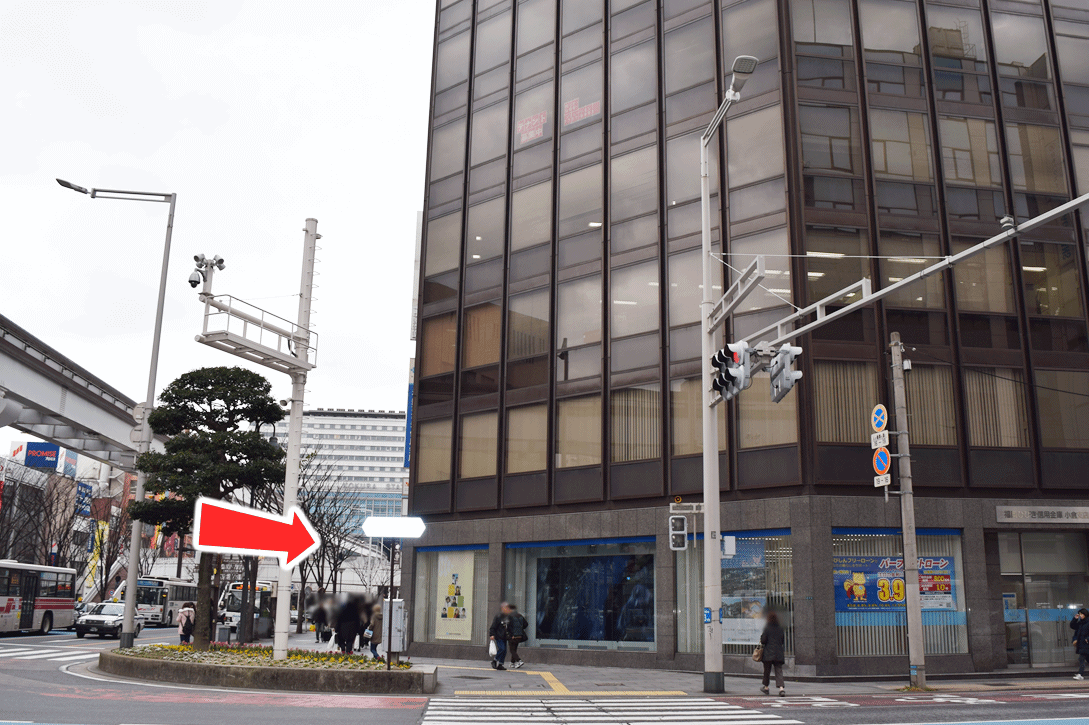交差点を渡り、小倉駅方向へ直進